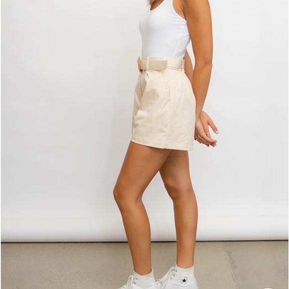 BUCKLED BELTED SHORTS WITH POCKETS - Picture 3 of 11